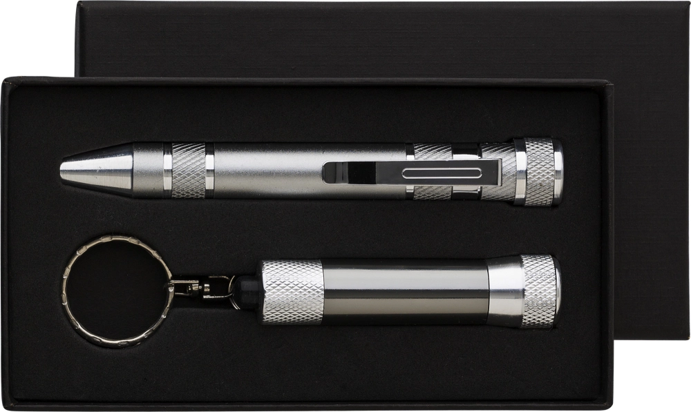 Pen shaped screwdriver set and torch